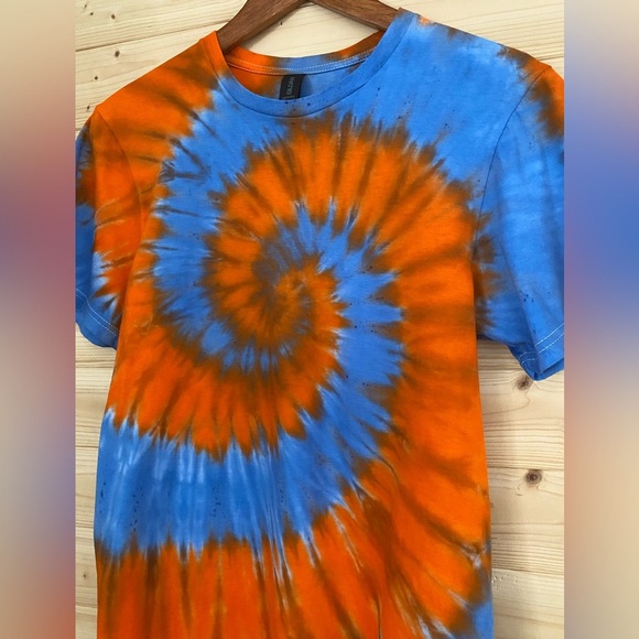 GILDAN Unisex Small Soft Style Blue Orange Spiral Tie Dye NEW Team Retro Sports - Picture 2 of 7